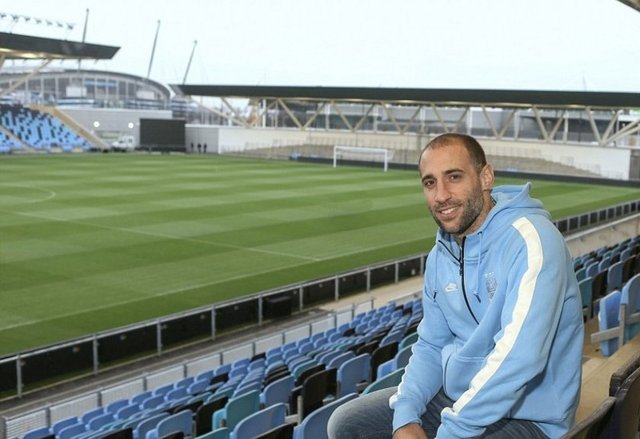 - İngiliz basınının 200 milyon sterline mal olduğunu öne sürdüğü futbol akademisinde, 12'si altyapı takımlarına ayrılmış 16 futbol sahası bulunuyor.