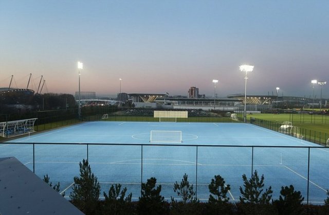 - Yerleşkede ayrıca A takımın antrenmanlarını gerçekleştireceği, bünyesinde fitness salonu, revir, derslikler ve yüzme havuzu da bulunan 200 kişi seyirci kapasiteli sentetik çimden yapılmış kapalı bir saha da yer alıyor. -