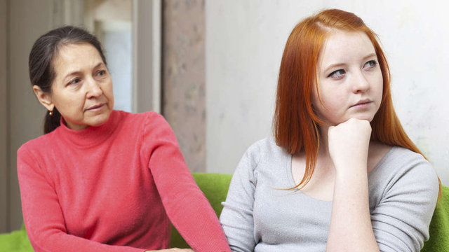 Yaptığı ciddi hataları sakin bir zamanda konuşun, ertelemeyin! Gerekli ise yaptığı kabahat ile orantılı ceza verin, aşırıya kaçmayın.