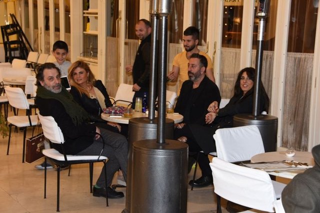 Nuri ALTUNTAŞ / HT MAGAZİN - Cem Yılmaz ve Ozan Güven, önceki gün Zorlu Center'da kendilerine eşlik eden iki güzelle yemek yedi.