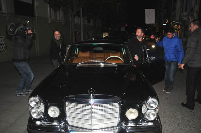 Yılmaz, yanlarındaki kadınları soran gazetecilere, önce "Kardeşim olur", sonra "Arkadaşım" cevabını verdi.