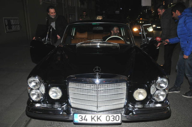 Cem Yılmaz ve Ozan Güven, gösteri sonrası ünlü komedyenin antika otomobiliyle kadınlarla buluşacakları mekâna geçti.