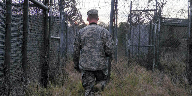 ŞUBAT 2008: - CIA Müdürü Michael Hayden, senatoya verdiği ifadede, kuruluşunun elinde 100'den az tutuklu olduğunu ve bunlardan 3'ünün suy işkencesinden geçirildiğini söyledi.