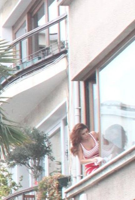 Seksi kıyafeti ve makyajlı haliyle ilginç bir görüntü oluşturan ünlü şarkıcı, bir yandan da "Çemberinde Gül Oya" adlı şarkısını seslendirdi.