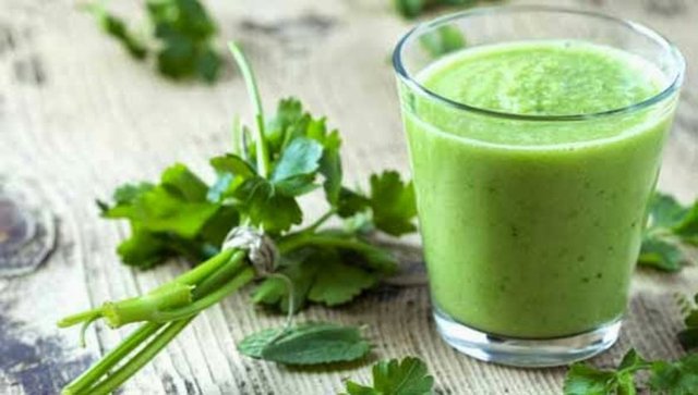 1 demet maydanoz, 2 salatalık ve 1 orta boy havuç suyunu karıştırıp için.