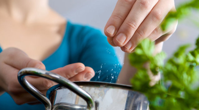 Yemeklerinizi pişirirken az tuz ilave edin ve tuzdan çok baharat kullanın.