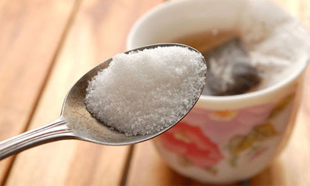 Şeker tüketiminize dikkat edin. Çünkü şekerin sindirilmesinde çok miktarda su gerekir ve vücut suyu tutar.