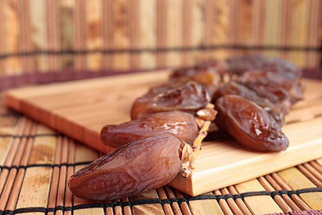 Sabah hem suyu hem hurmayı tüketin. Bağırsak hareketlerinin hızlanmasına ve ödemin atılmasını sağlar.