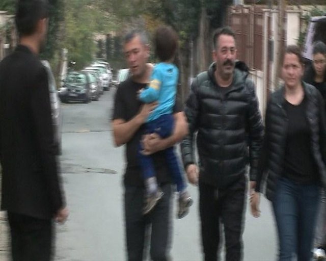 Ayşe Hatun Önal'la aşk yaşadığı söylenen Cem Yılmaz önceki gün evinde eski eşi Ahu Yağtu ve oğlu Kemal'i ağırladı.