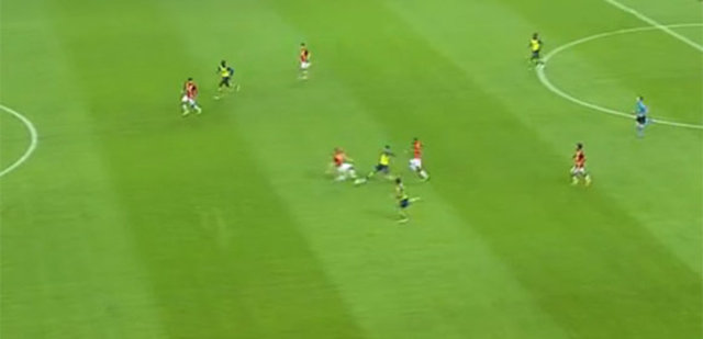 Chamberlain topu ileri taşıyor. Düşmeden pasını Ramsey'e çıkarıyor.