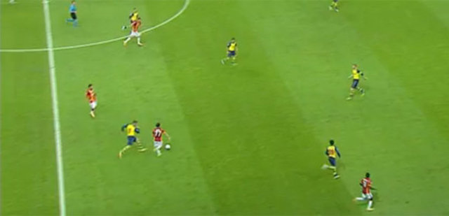 Tarık Çamdal topla hareket ederken arkasından Podolski yaklaşıyor.