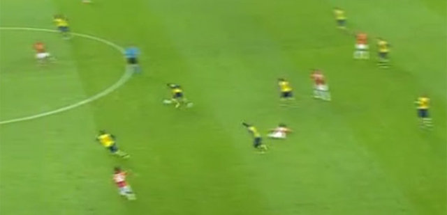 Kendisini yerde bulan Galatasaraylı yıldız dönüp hakeme bakıyor. Hakem oralı bile olmuyor.