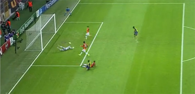 Ramsey ceza alanına girip topu ağlarla buluşturuyor.