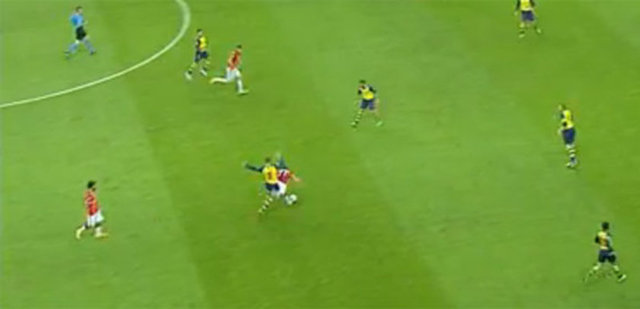 Podolski'nin göğüs müdahalesi sonucu Tarık Çamdal dengesini kaybediyor.