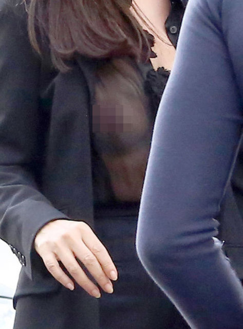 Siyah pantolonu ve ceketinin içine aynı renk transparan bir gömlek giyen Bellucci'nin neşesi dikkat çekmişti.