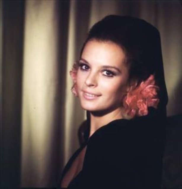 Hülya Koçyiğit - Yine dört büyüklerden biri olan Koçyiğit'in ise geniş bir canlandırma yelpazesi ve çok farklı kimliklere bürünme yeteneği vardı.