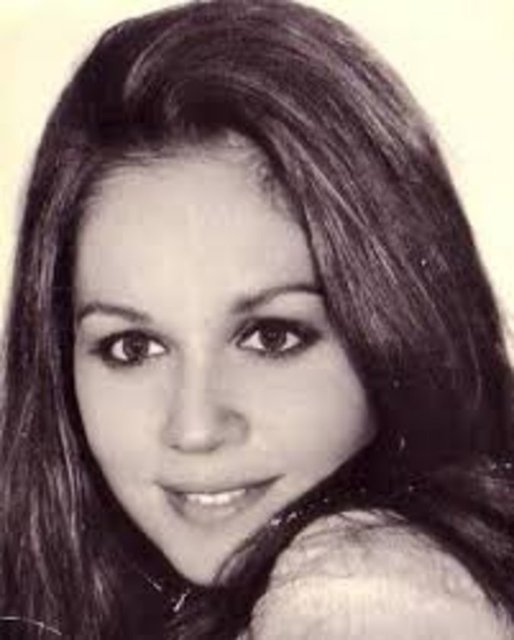 1975'te Ali Kocatepe ile evlenip daha sonra ayrılan sanatçı; 1976 - 1980 yılları arasında seks filmleri furyası döneminde Londra'ya tekstil eğitimi almaya gitti.