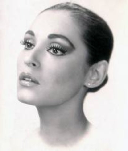 Bir fabrikada işçi olarak çalışırken 1972'de Ses Dergisi'nin düzenlediği yarışmada birinci olarak sinemaya atıldı. 1973'te ilk filmi olan "Isdırap"ı çevirdi.