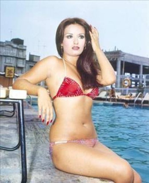 Müjde Ar - Gerçek adı Kamile Suat Ebrem'dir. Bir dönem tiyatro oyunculuğu ve mankenlikle yaşamını sürdüren Ar, ilk kez televizyon için çekilen Aşk-ı Memnu dizisinde rol aldı.