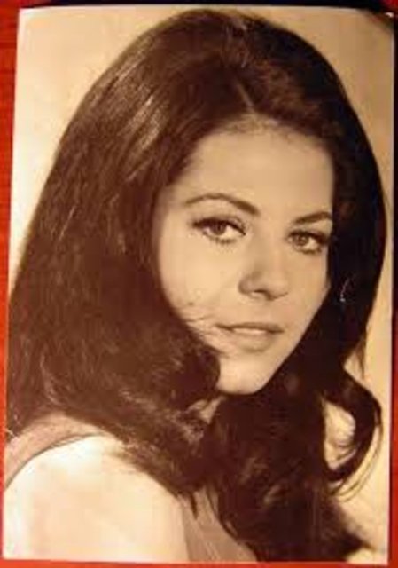 Zeki Alasya - Metin Akpınar ile birlikte "Mirasyediler", "Nereden Çıktı Bu Velet", "Güler misin Ağlar Mısın" ve "Beş Milyoncuk Borç Verir Misin" gibi filmlerde oynadı. Birçok filminde ise acı çekmiş ve düşmüş kadın rollerini başarı ile canlandırdı.