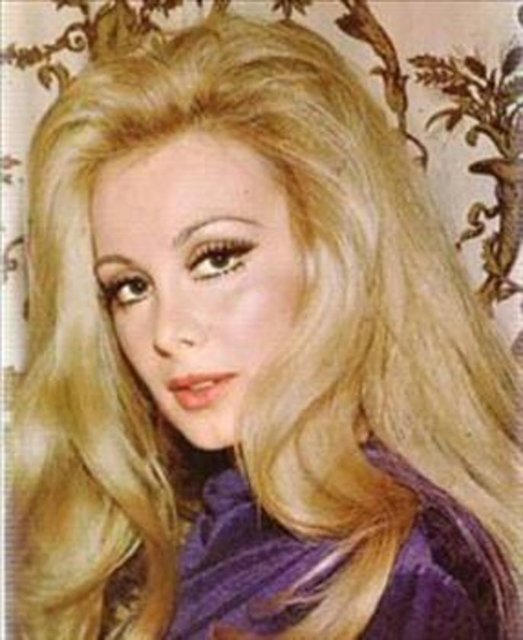 Filiz Akın - Eğitimini arkeoloji üzerine almış olan Filiz Akın'ın oyunculuk hayatı "Artist" dergisinin düzenlediği yarışmayı kazanmasıyla başlar.