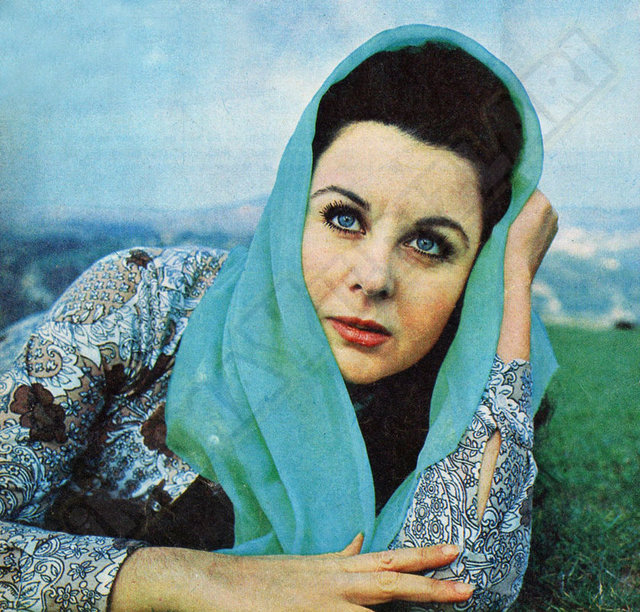 Birkaç yıl sonra yönetmen Memduh Ün'ün destekleriyle Türk sinemasının yıldız isimlerinden biri olarak kendine yer edindi.