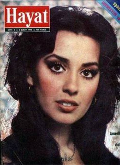 Perihan Savaş - Ortaokul mezunu olan sanatçı, beş yaşındayken İstanbul Şehir Tiyatrosu çocuk bölümünde ilk rolünü oynadı.