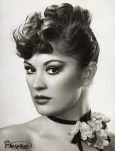 25. Antalya Altın Portakal Film Festivali'nde, Halit Refiğ' in "Kurtar Beni" filmindeki rolüyle "En İyi Kadın Oyuncu" ödülünün sahibi olmuştur.