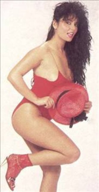 "Devlet Kuşu" filmiyle oyunculuğa başladı. Sahnelerde solistlik de yapan Çakmaklı 2000 yılında kendi adını taşıyan bir de albüm çıkardı.