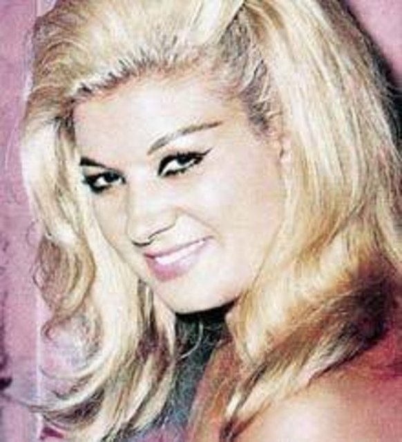 Neriman Köksal - 20`li yaşlarının ilk yarısında İstiklal Caddesi'nde yürürken Metin Erksan tarafından keşfedildi. Türk sinemasının ilk ve en uzun süreli vamp kadını olarak kabul edilmektedir.