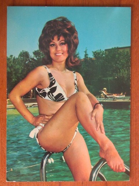 1983 yılında dramatik bir şekilde, sevgilisi tarafından bıçaklanarak, öldürüldü.