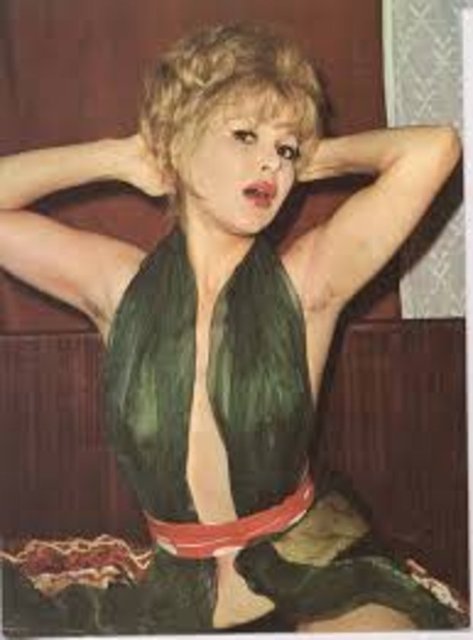 Filmlerinde iyi kadınlar kadar önemli rollere sahip olan Avcı, vamp kadın imajıyla bütünleşti.