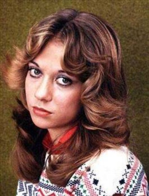 Itır Esen - Türk televizyon tarihinin ilk dizisi 'Aşk-ı Memnu'da "Nihal" karakterini canlandırmıştır.