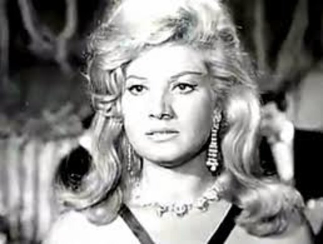 Türk sinemasının ilk ve en uzun süreli vamp kadını olarak kabul edilmektedir. Gerçek adı Hatice Kökçü`dür.