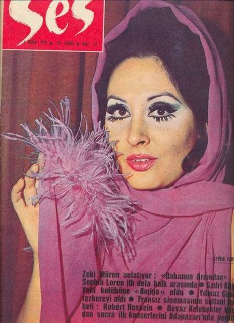 "Azrailin Habercisi" filmiyle beklemediği bir ilgi gören sanatçı, vamp ve "kötü kadın" rolleriyle arka arkaya bir çok filmde yer alır.