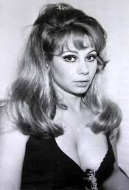 Daha sonra İzmir'e yerleşerek çiçekçilik işiyle ilgilenmeye başlamıştır.