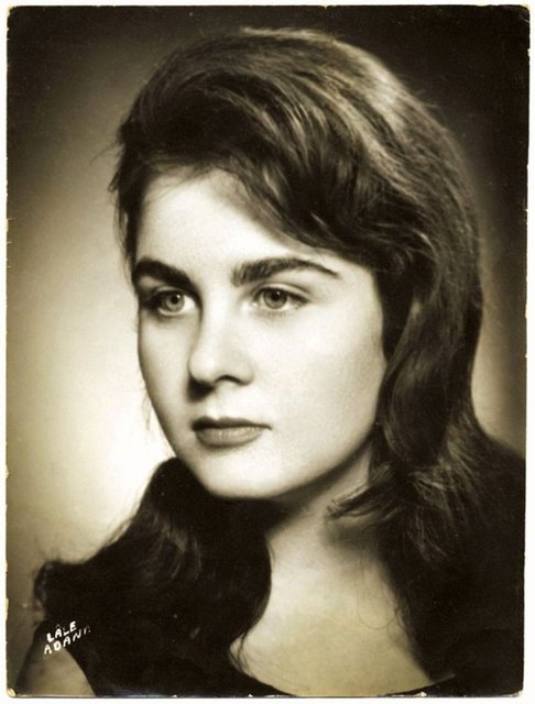 Kariyerinin başlangıcından itibaren dinamik canlı, "acul", girişken kolay yılmayan, daha erkeksi, yeni yaşama kültürüyle dalga geçen, alt kültüre yakın bir tipleri canlandırdı.