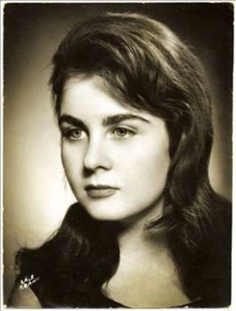 Fatma Girik - Her ne kadar dramatik karakterleri de başarıyla canlandırabileceğini ispatlasa da, mavi gözleri ve canlı kişiliğiyle 60'lı ve 80'li yılların filmlerine damgasını vuran Girik, oyunculuk kariyerine 1957 yılında "Leke köy filmiyle başladı.