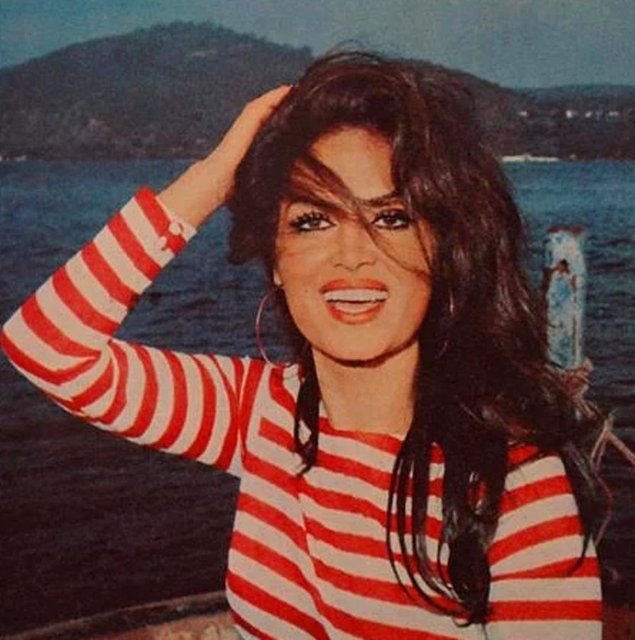 Güldürü ve dram türü filmlerde eşdeğer rol yeteneği sergilediği gibi, hem halk kızı hem de burjuva kızı tiplemelerini layığıyla yerine getirmiştir. Ayrıca Türk sinemasının en güzel resim veren kadın oyuncusudur.Bunun yanında en yüksek ücretleri de o almış