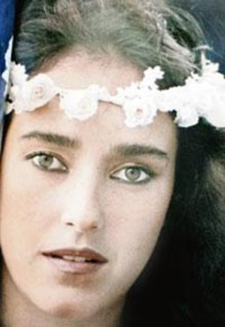 1981 yılında Yeşilçam'a geçerek sinema ve dizi filmlerde rol alan sanatçı, bir dönem erotik içerikli filmlerde oynamış, "sabun köpüğü" denen türde filmlerde görülmüştür. Sanatçı, Attila Özdemiroğlu'nun kızıdır.