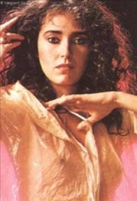 Yaprak Özdemiroğlu - İstanbul Üniversitesi Devlet Konservatuvarı Bale Bölümü mezunu olan Özdemiroğlu, profesyonelliğe tiyatro ile başladı.