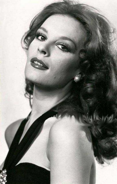 Her sınıfa ait olabilen, evin kibar kızı rollerinin üstesinden başarıyla geliyordu. 1963 yılında Berlin Film Festivali'nde Türk sinemasına o güne kadar verilen en büyük ödül olan