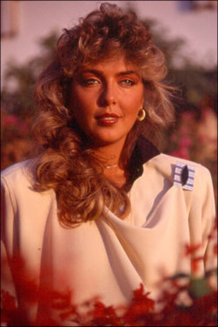 Liseyi Amerikan Kız Koleji'nde bitiren Tuğba daha sonra Kanada'ya İngilizce Dili okumak için gitti, ancak okulu yarım bıraktı. 18 yaşında tekrar beyazperdeye adım attı.