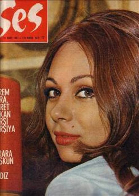 Pervin Par - 1957 yapımı "Bir Avuç Toprak" filmiyle başlayan oyunculuk yaşantısı, 1977 yılındaki "Çırılçıplak" filmiyle sonlanmıştır