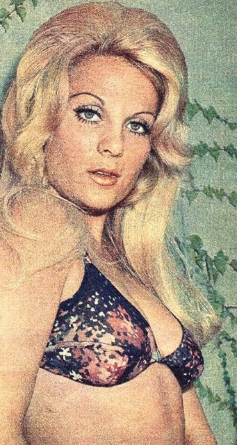 Sarı saçları ve yeşil-mavi gözleriyle döneminin en güzel yüzlü kadın oyuncularından biri olarak kabul edilir. 1980'lerde sinema kariyerini bırakmadan önce senaryo yazarlığına da soyunmuştur.