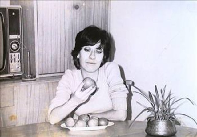 Ayşen Gruda - 1946 İstanbul doğumlu. Ankara Çuvaldız ve Devekuşu Kabare Tiyatroları'nda sahneye çıktı. Asıl ününü TV için yaptığı skeçlerde kazandı ve bu skeçlerde "Domates Güzeli Nahide Şerbet" tiplemesini canlandırdı.