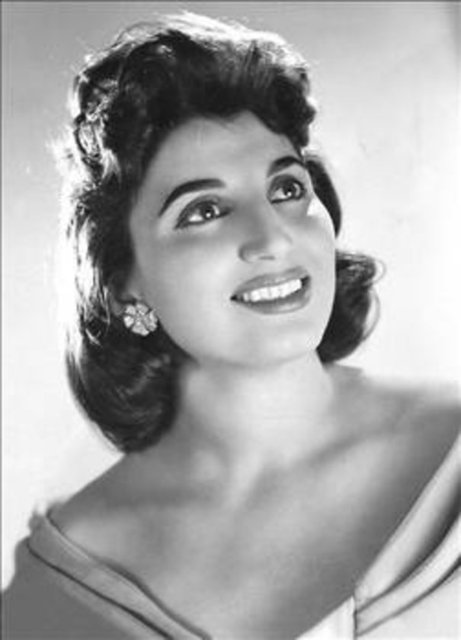 Sezer Sezin - 1927 yılında İstanbul'da doğdu. Bir süre revü yıldızı ve oyuncu olarak sahneye çıktı. "Vurun Kahpeye" adlı filmle 1949 yılında sinemaya geçti.