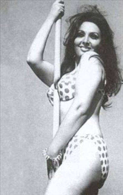 Sevda Ferdağ - Ferdağ'ın sinema kariyeri bir başarısızlık hikâyesiyle başlar. 1958 yılında çevirdiği ilk filmi tutulmayınca Almanya'ya yerleşir. Türkiye'ye dönerek sinemada tekrar şansını denemesi ise ablasının ısrarlarıyla gerçekleşir.