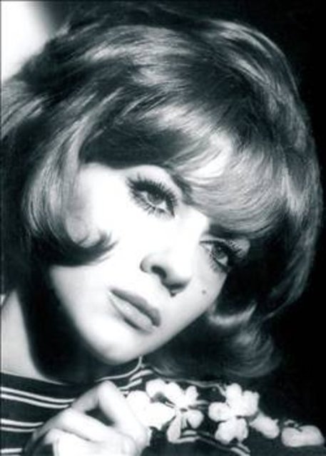 Çolpan İlhan - Atilla İlhan'ın kızkardeşi, Sari Alışık'ın ise eşi olan Çolpan İlhan, sanat yaşamına tiyatro ile başladı.