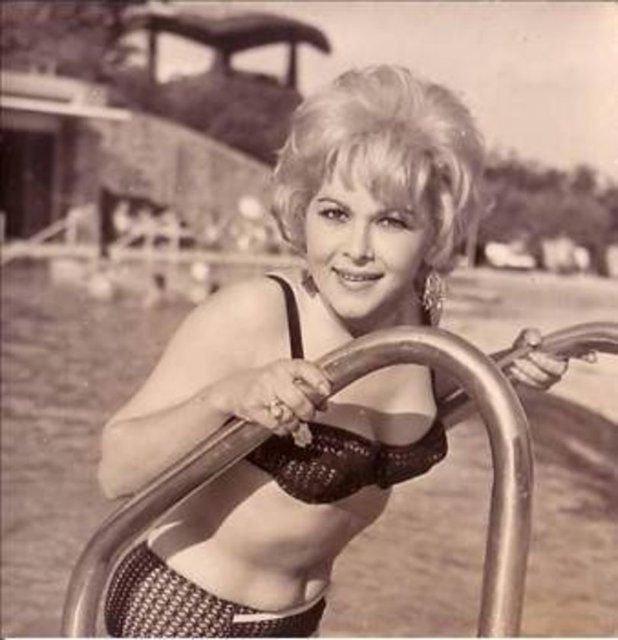 Suzan Avcı - Bir Tatar kızı olan Suzan Avcı, henüz 9 yaşındayken sinemada oynamayı bir saplantı haline getirmiştir. 1956 yılında başladığı sinema kariyerinde hep "kötü kadın"ı canlandırdı.